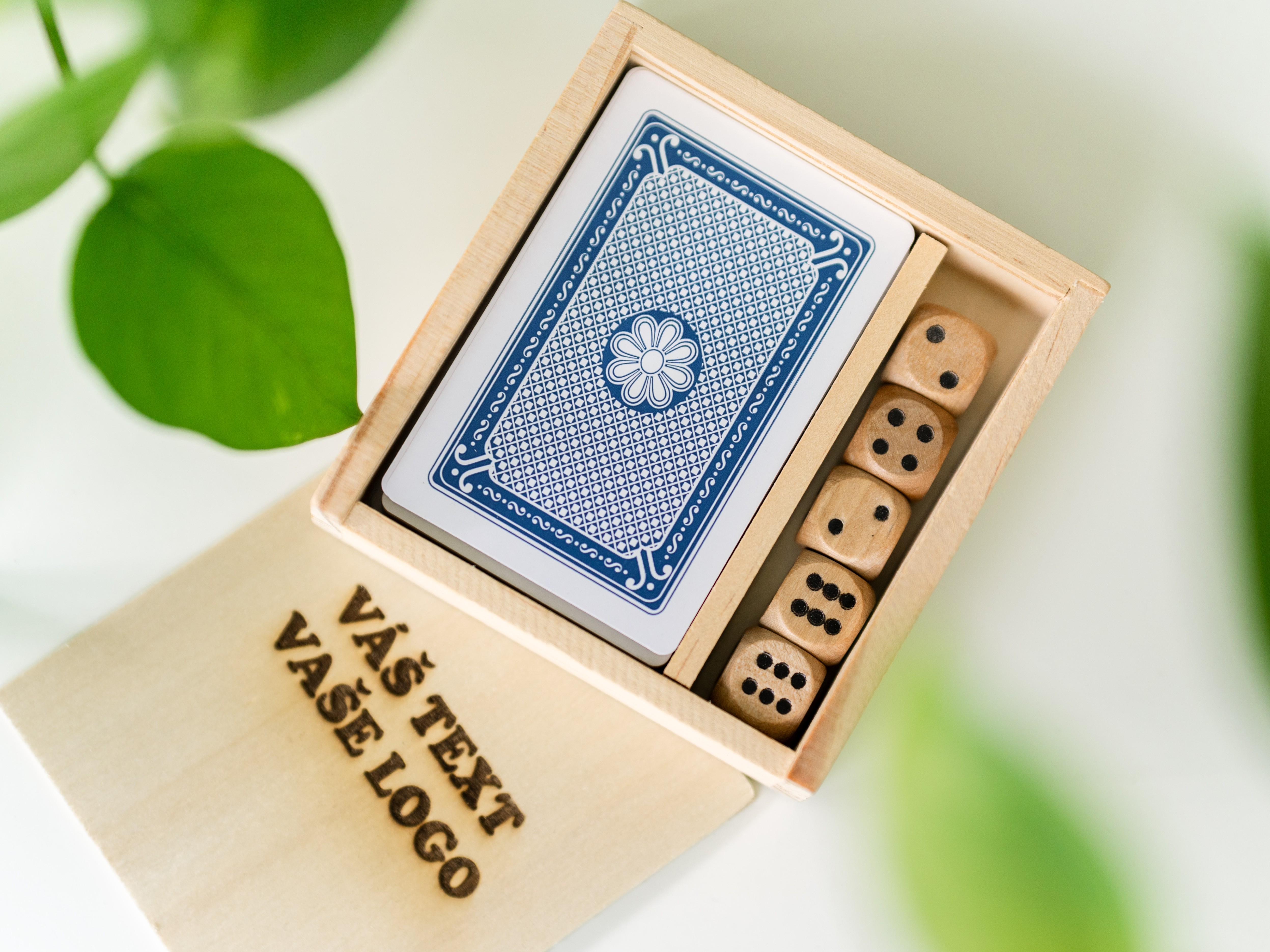 Dárková sada hracích karet a kostek v dřevěné krabiččce mountaino